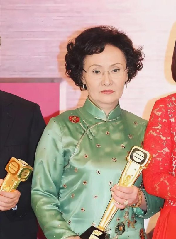钟嘉欣、欧阳震华、吴启华等吊唁周骢、雪妮，看了钟嘉欣的好泪目